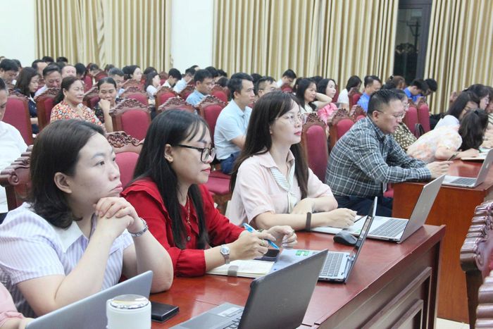 Cán bộ, công chức, viên chức, tổ chuyển đổi số cộng đồng trên địa bàn tham gia các lớp tập huấn AI. Ảnh: TH