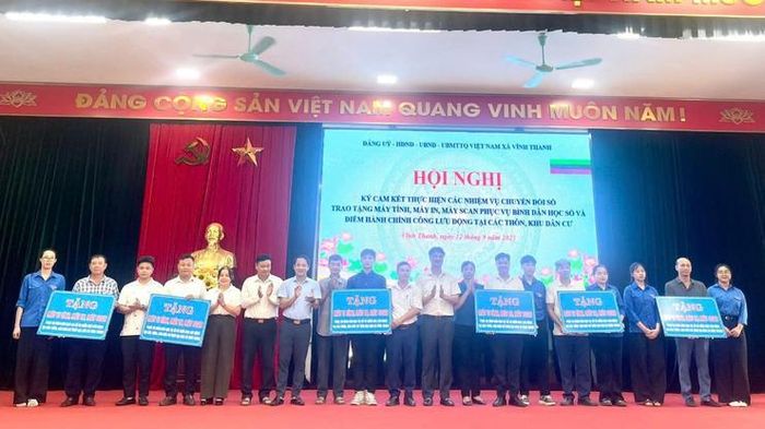 Xã Vĩnh Thanh tặng máy tính, máy in, máy scan phục vụ bình dân học số và điểm hành chính công lưu động. Ảnh: PV