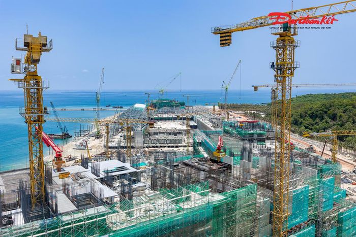 Công trình Nhà hát đa năng được định vị là “thánh đường nghệ thuật” mới của Phú Quốc, nơi sẽ diễn ra các chương trình dinner show đẳng cấp do Sun Group hợp tác cùng Cirque du Soleil sản xuất, cũng như các sự kiện văn hóa, giải trí quốc tế trong tương lai.