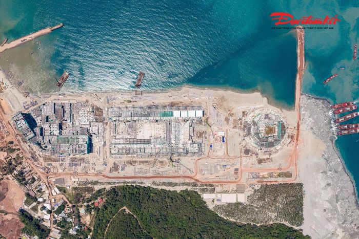 Đáng chú ý, không gian hội nghị và triển lãm có diện tích lên tới 11.050 m2 được thiết kế với kết cấu vượt nhịp 81m không cột, dự kiến xác lập kỷ lục lớn nhất thế giới. Để tạo nên không gian rộng tương đương chiều dài một sân bóng đá mà không cần cột chống giữa, toàn bộ hệ mái thép nặng khoảng 12.000 tấn được tính toán kỹ lưỡng để “treo” từ hai phía, thay vì chống đỡ trực tiếp xuống nền.