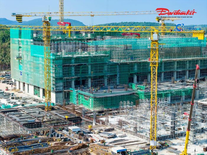Theo kế hoạch, toàn bộ mặt ngoài công trình sẽ hoàn thành vào ngày 30/10/2026, trước khi bước vào giai đoạn hoàn thiện nội thất vào 31/1/2027. Khi đi vào vận hành, Trung tâm Hội nghị và Triển lãm APEC không chỉ phục vụ Tuần lễ Cấp cao APEC 2027 mà còn đóng vai trò là trung tâm MICE tầm cỡ, góp phần đưa Phú Quốc và Việt Nam trở thành điểm đến của các sự kiện quốc tế lớn.