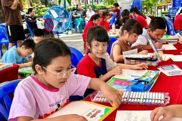 Các em nhỏ tham gia vẽ tranh tại Đường sách Thủ Đức dịp khai mạc các hoạt động Ngày hội Sách và Văn hóa đọc 2026.