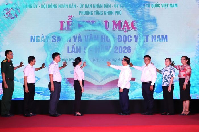 Lãnh đạo UBND phường, công ty Đường sách và các bên liên quan trong lễ khai mạc tối 18/4.