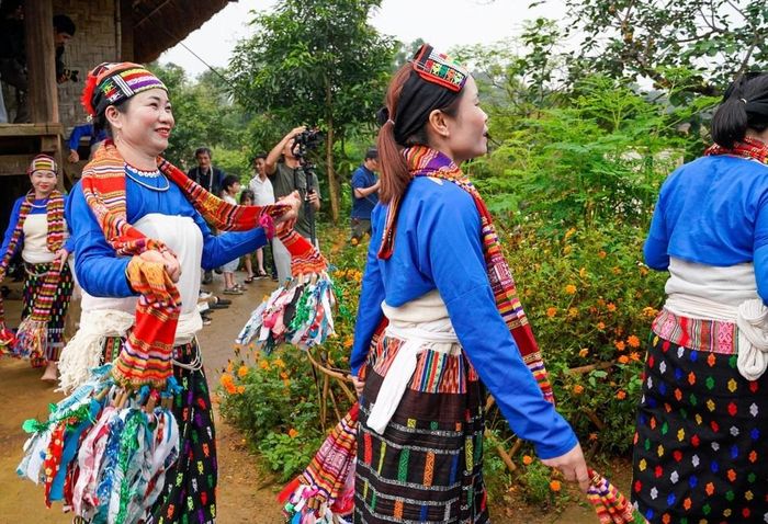 Sau phần nghi thức là phần hội với nhiều loại hình âm nhạc dân gian, truyền thống. Ảnh: Khánh Hòa - TTXVN