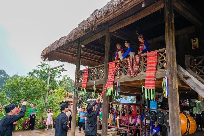 Đôi trai gái hẹn hò, tìm hiểu nhau trước khi làm lễ cưới. Ảnh: Khánh Hòa - TTXVN