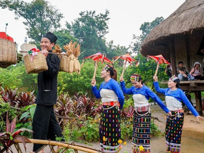 Đoàn rước nhà trai trên đường đón dâu trong tái hiện Lễ cưới hai lần của dân tộc Thái, tỉnh Thanh Hóa. Ảnh: Khánh Hòa - TTXVN