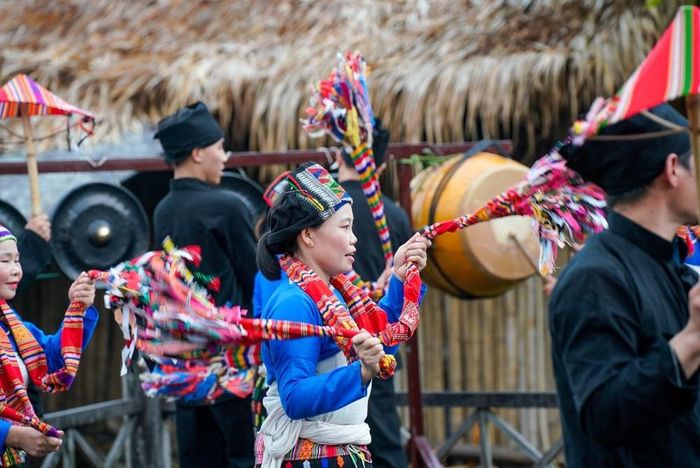 Sau phần nghi thức là phần hội với nhiều loại hình âm nhạc dân gian, truyền thống. Ảnh: Khánh Hòa - TTXVN