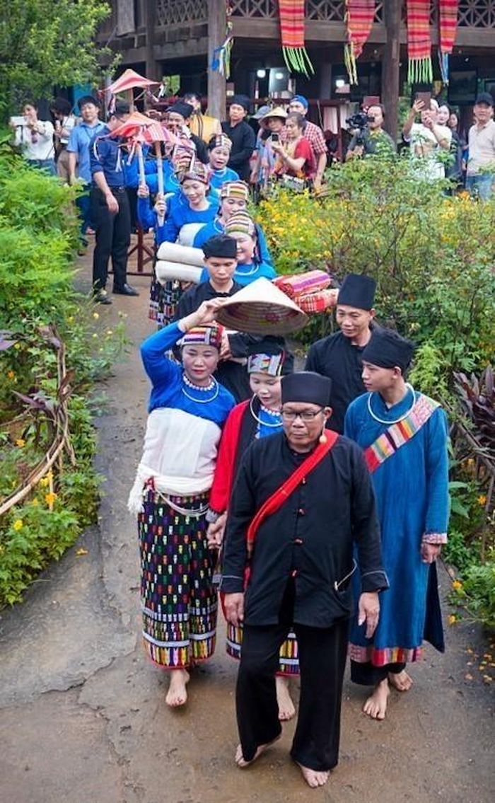 Cô dâu được đoàn rước nhà trai đón về nhà chồng. Ảnh: Khánh Hòa - TTXVN