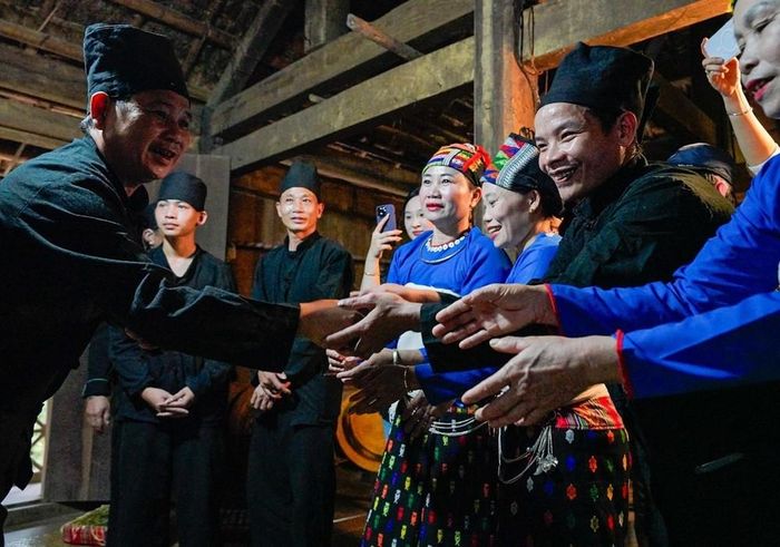 Niềm vui của gia đình trong ngày vui đôi lứa. Ảnh: Khánh Hòa - TTXVN