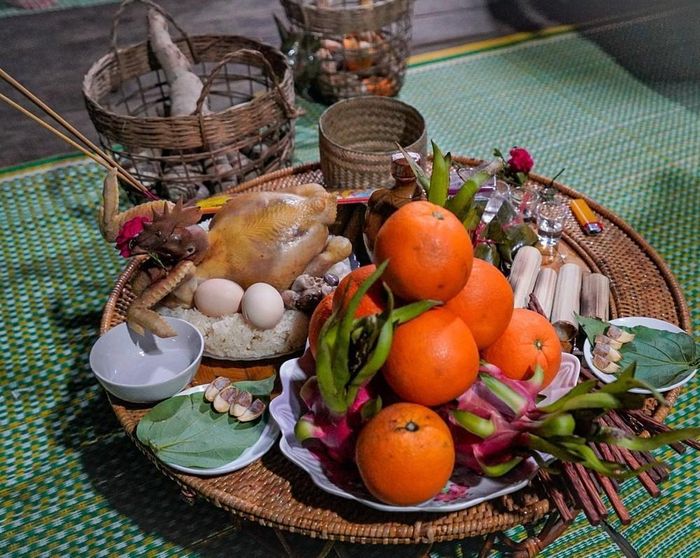 Mâm lễ cúng được gia đình nhà trai chuẩn bị chu đáo. Ảnh: Khánh Hòa - TTXVN