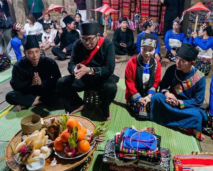 Ông Mơ thực hiện nghi thức của lễ xin cưới lần hai. Ảnh: Khánh Hòa - TTXVN