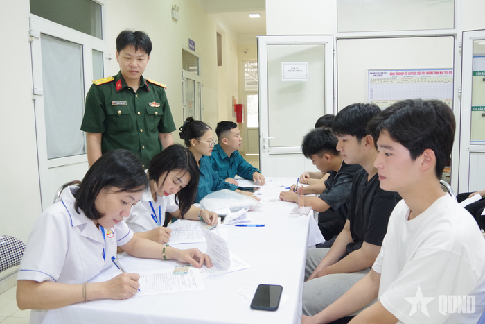 Công dân phường Bình Khê tích cực tham gia đăng ký nghĩa vụ quân sự lần đầu năm 2026.