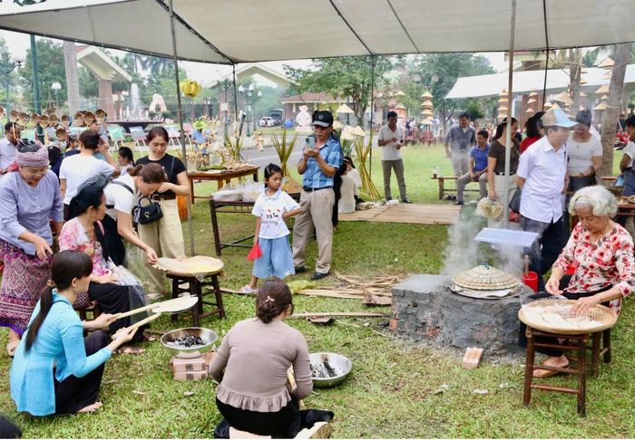 Quy trình làm bánh truyền thống được tái hiện sống động, giúp du khách hiểu rõ hơn về sự tỉ mỉ và công phu trong ẩm thực vùng miền. Ảnh: Khánh Linh