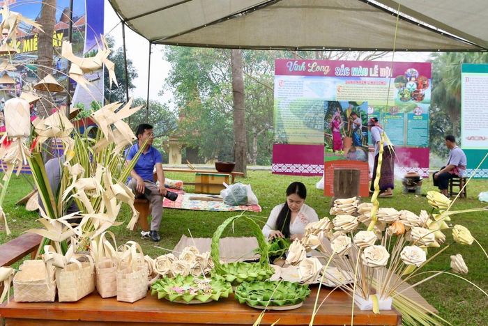 Các sản phẩm thủ công được trưng bày tại không gian Làng. Ảnh: Khánh Linh