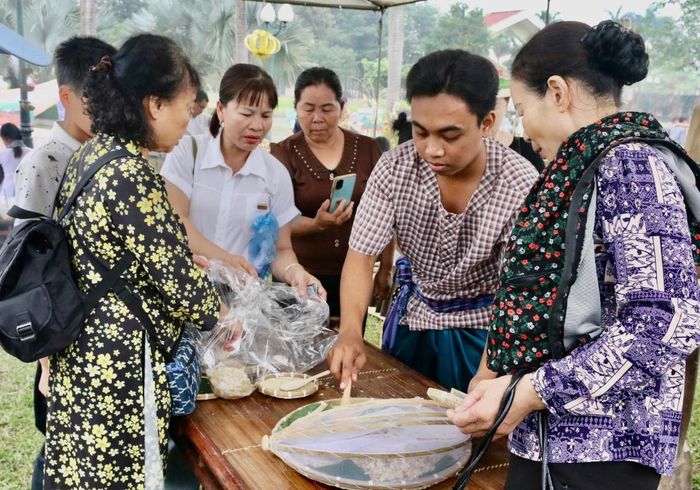 Nghệ nhân giới thiệu đặc sản ẩm thực đến với du khách thập phương. Ảnh: Khánh Linh