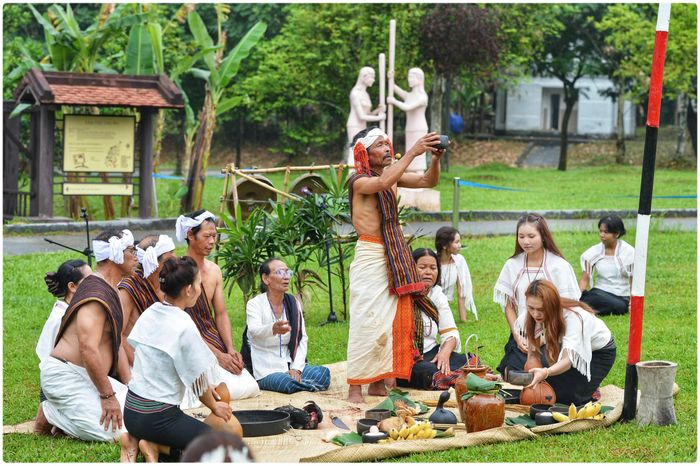 Nghi lễ được tái hiện tại sự kiện theo đúng trình tự truyền thống. Mở đầu là phần dâng lễ với các vật phẩm quen thuộc như cơm mới, rượu cần, lúa và gia súc (gà hoặc heo), thể hiện thành quả lao động và lòng thành kính của con người đối với thần linh.