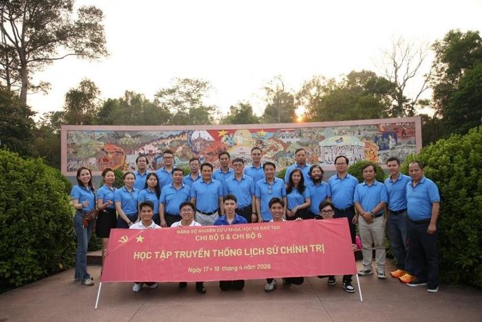 Đoàn chụp ảnh lưu niệm tại Nhà trưng bày.