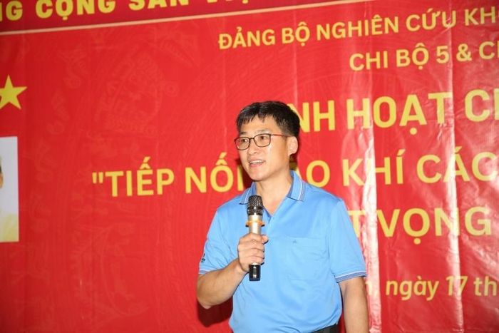 Đồng chí Phan Anh Minh - Bí thư Đảng ủy NCKH&amp;ĐT gửi gắm thông điệp đầy cảm hứng tại buổi sinh hoạt chuyên đề thông qua hình ảnh “lá trung quân”.