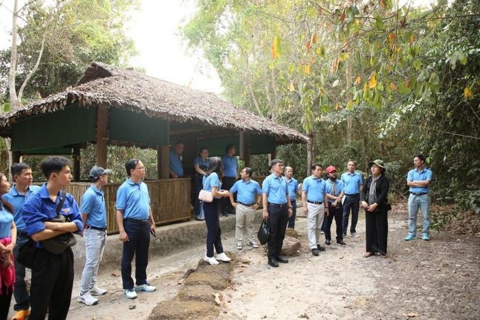 Các đồng chí Đảng viên lắng nghe và tìm hiểu về lịch sử Trung ương Cục.