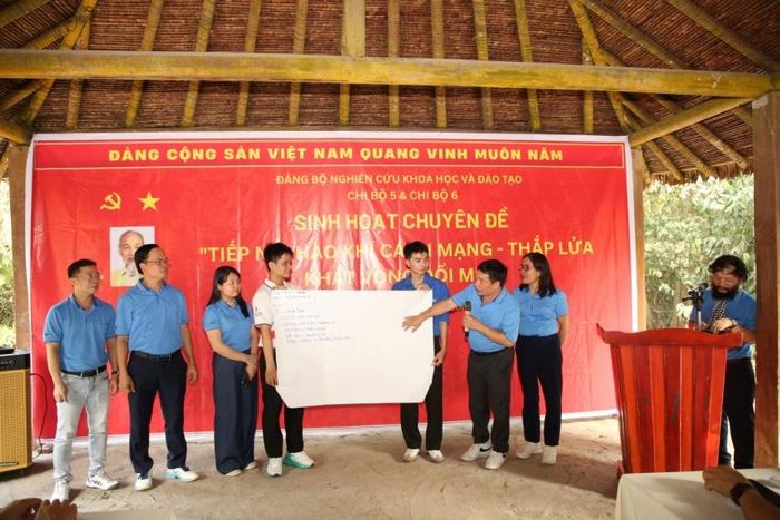 Buổi sinh hoạt chuyên đề "Tiếp nối hào khí cách mạng - Thắp lửa khát vọng đổi mới" diễn ra sôi nổi với những tham luận vô cùng thú vị của các đội.