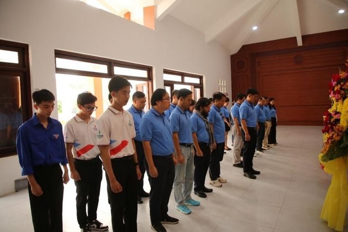 Đoàn đã dâng hoa, thắp hương và dành phút mặc niệm tưởng nhớ Chủ tịch Hồ Chí Minh.