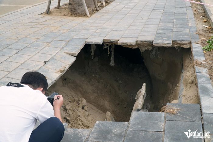 Các hố sụt lún mới. Ảnh: Lê Dương