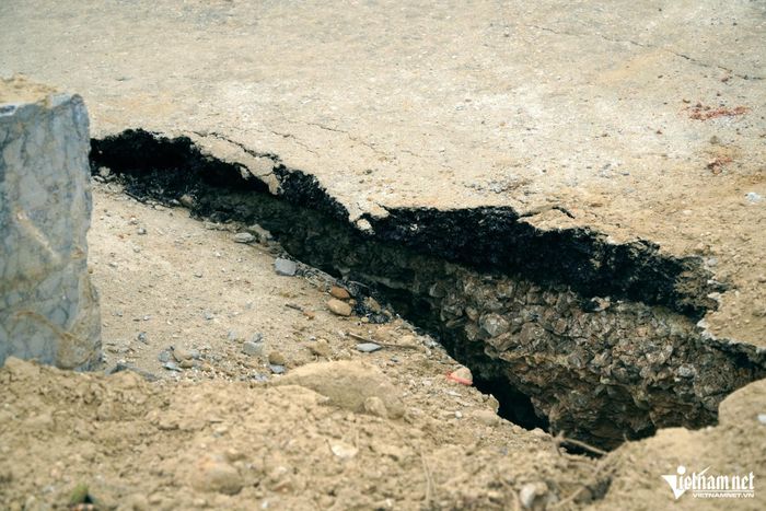 Mặt đường nhựa có dấu hiệu đứt, gẫy. Ảnh: Lê Dương