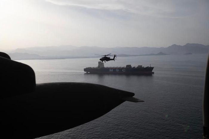 Trực thăng tấn công Mỹ trên eo biển Hormuz. Ảnh: CENTCOM