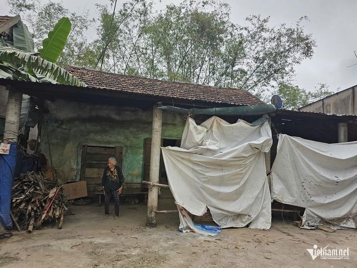 Căn nhà xuống cấp của mẹ con chị Thanh. Ảnh: Hải Sâm