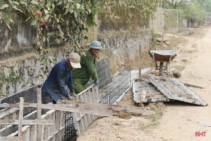 Tuyến đường liên thôn đang được đơn vị thi công tích cực triển khai, sớm hoàn thành, đưa vào sử dụng.