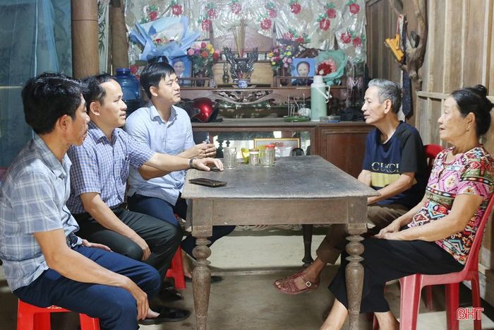 Chính quyền địa phương trao đổi với gia đình ông Phan Đình Phùng về việc hiến đất, mở đường.