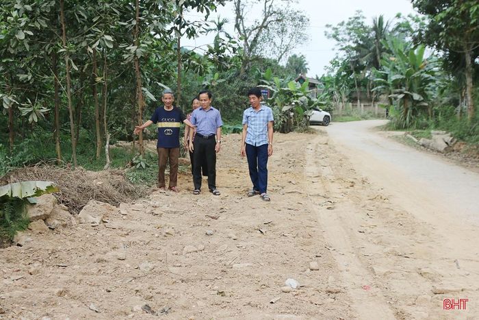  Với ông Phan Đình Phùng (ngoài cùng bên trái), việc hiến đất mở đường không chỉ là sự đóng góp vật chất mà còn là trách nhiệm đối với cộng đồng. 