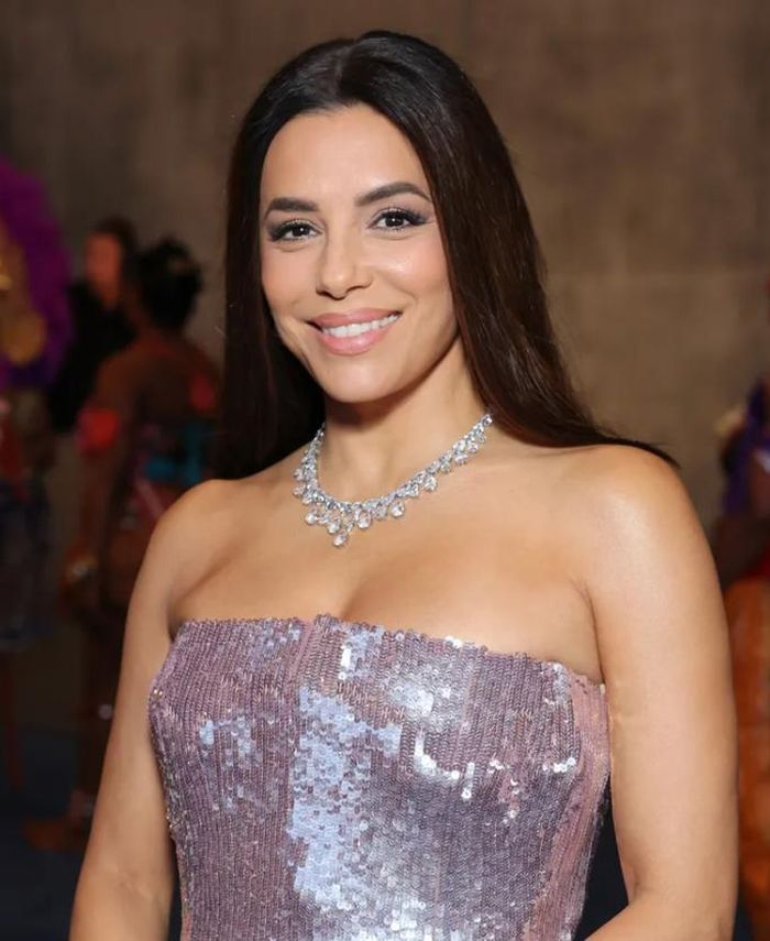 Eva Longoria hoàn thiện diện mạo bằng vòng cổ kim cương dạng choker. Ảnh: Getty Images