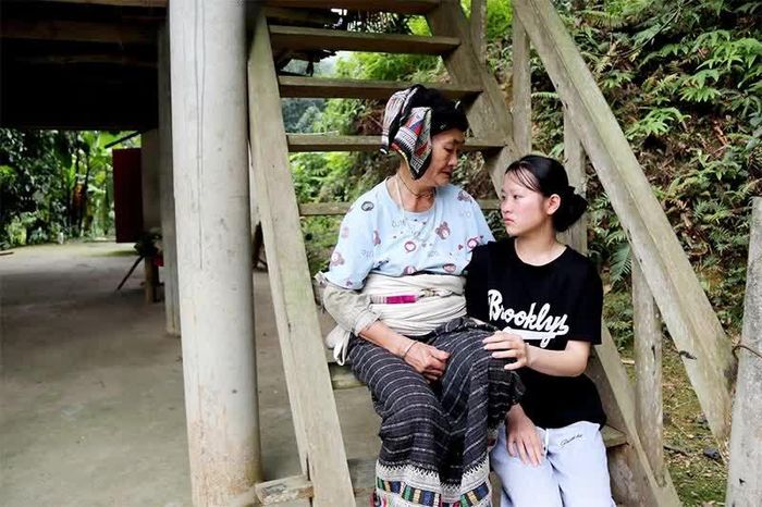 Bà và cháu Uyên tâm sự bên hiên nhà.