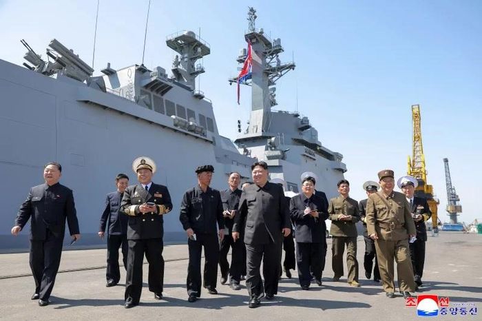 Nhà lãnh đạo Kim Jong Un (giữa) thị sát hoạt động phóng thử tên lửa tại một địa điểm không được tiết lộ ở Triều Tiên, ngày 12/4/2026. Ảnh: AP.