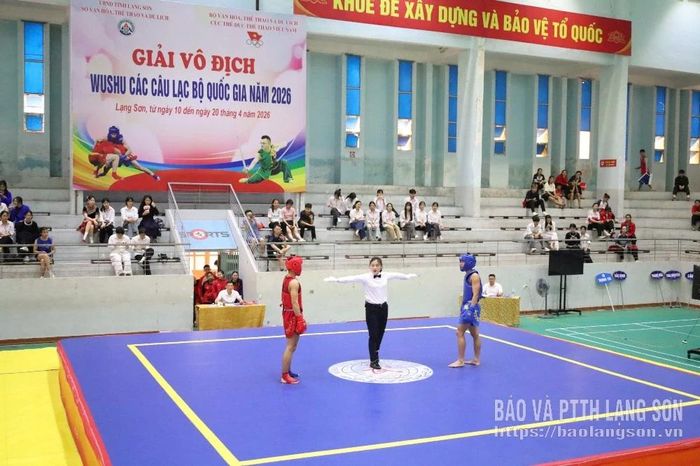 Các VĐV tranh tài sôi nổi tại Nhà thi đấu thể thao tỉnh Lạng Sơn. (Ảnh: Báo và PTTH Lạng Sơn).