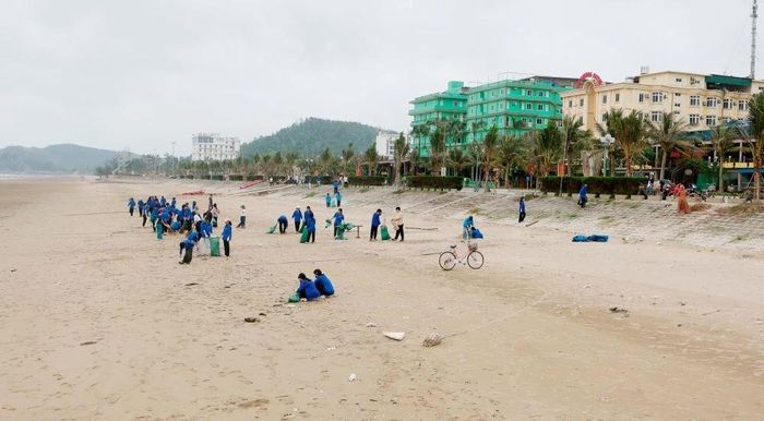 Trên 400 người tham gia tổng vệ sinh môi trường.