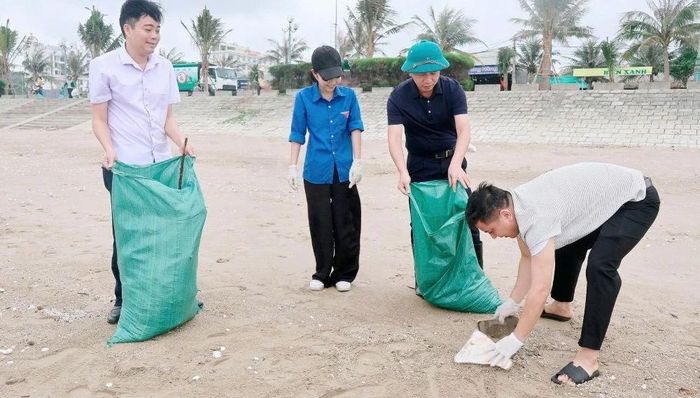 Chủ tịch UBND phường Tĩnh Gia Đặng Văn Quang tham gia tổng vệ sinh môi trường tại Khu du lịch biển Hải Hòa.
