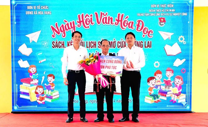 Lãnh đạo xã Hòa Vang trao tủ sách cộng đồng cho thôn Phú Túc. Ảnh: NGỌC HÀ
