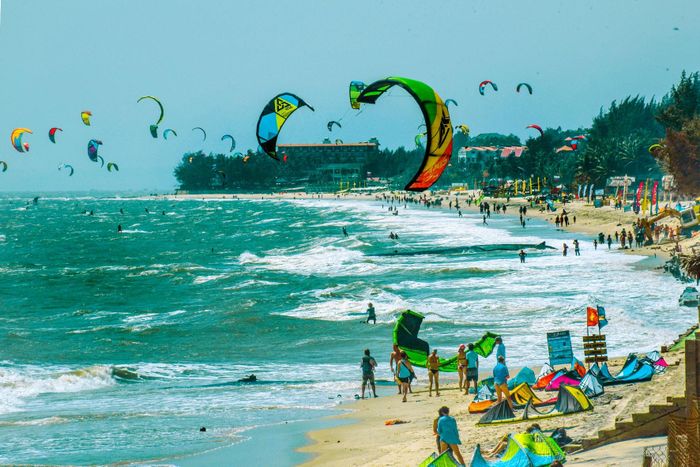 Mũi Né là điểm đến du lịch thu hút đông đảo du khách, nhất là vào dịp hè. Ảnh: Đình Hòa