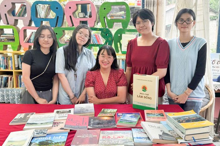 Nhóm sinh viên Nghiên cứu Văn học hiện đại gặp gỡ, trao đổi với các tác giả thuộc Hội Văn học nghệ thuật Lâm Đồng