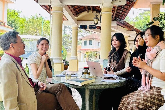 Hành trình điền dã giúp sinh viên tiếp cận thực tế, rèn luyện kỹ năng nghiên cứu và hiểu sâu hơn về đời sống văn hóa – ngôn ngữ địa phương