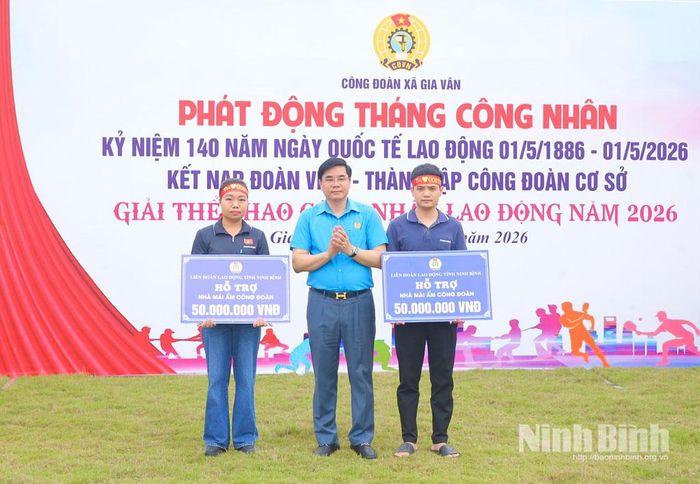 Đồng chí Nguyễn Hải Long, Tỉnh ủy viên, Phó Chủ tịch Ủy ban MTTQ Việt Nam tỉnh, Chủ tịch Liên đoàn Lao động tỉnh trao hỗ trợ nhà Mái ấm công đoàn cho 2 đoàn viên.