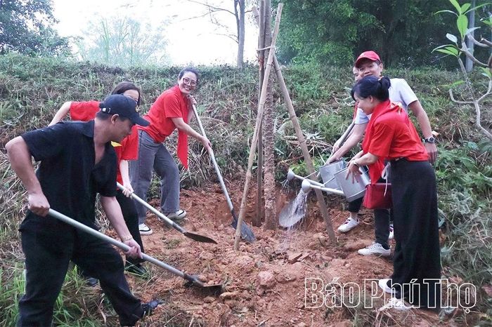 Các đại biểu trồng cây hoa gạo trong khuôn viên Khu di tích lịch sử Đền Hùng.
