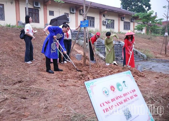 “Cung đường hoa gạo thắp sáng Đền Hùng” sẽ góp phần tạo cảnh quan xanh - sạch - đẹp mang biểu tượng của tinh thần đoàn kết dân tộc.