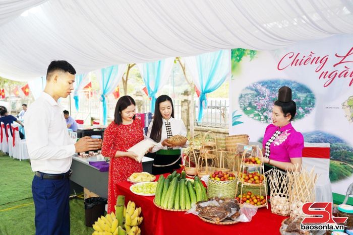 Gian hàng trưng bày các sản phẩm nông nghiệp của xã Chiềng La.