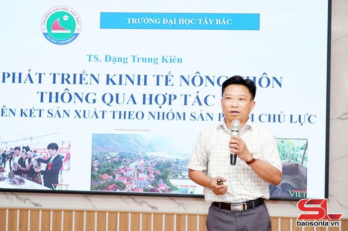 Tiến sĩ Đặng Trung Kiên, Khoa Kinh tế, Trường Đại học Tây Bắc tham luận tại hội nghị.