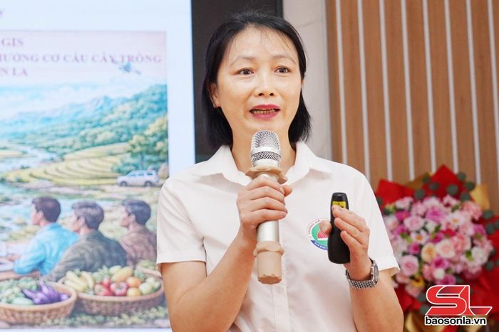 PGS.TS Vì Thị Xuân Thủy, Trường Đại học Tây Bắc trình bày tham luận tại hội thảo.