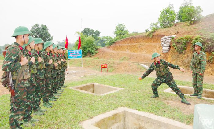 Chiến sĩ mới (Tiểu đoàn 1, Lữ đoàn 210) huấn luyện ném lựu đạn.