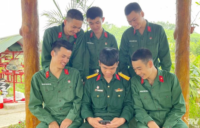 Cán bộ, chiến sĩ Tiểu đoàn 6, Trung đoàn 12, Sư đoàn 3, tương tác với gia đình qua nhóm Zalo "Đồng hành cùng chiến sĩ".